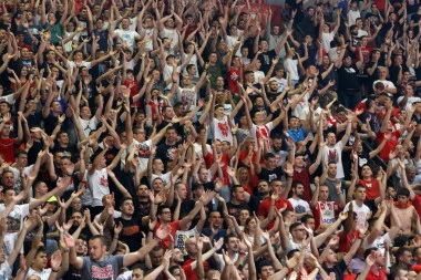 NEMILE SCENE U PIONIRU: Zoran Savić pogođen čašom i izvređan od strane delija! (VIDEO)