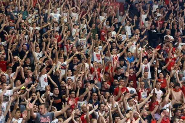 DELIJE GLASNIJE OD DOMAĆE PUBLIKE! "Blaugranom" se orilo: KOSOVO JE SRBIJA! Španci u čudu (VIDEO)