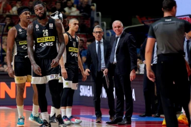 GOSPODSKI: Košarkaši Crvene zvezde Meridianbet ispred tunela zaštitili igrače Partizana od navijača (VIDEO)