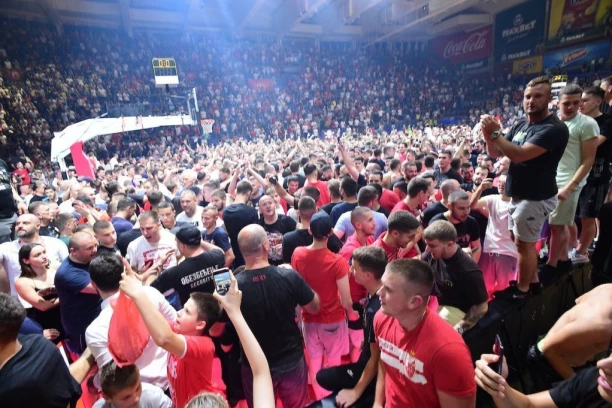 HOROR U PIONIRU: Navijači uleteli na teren, jedan od njih slomio nogu (VIDEO)