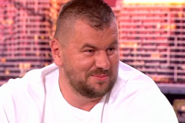 JANJUŠ SMUVAO BIVŠU ZADRUGARKU?! Mesecima joj se udvarao, a sada je konačno ima u svom naručju - zajednička fotografija ŠOKIRALA sve!