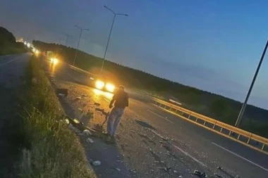 PRVI SNIMAK JEZIVOG UDESA NA PUPINOVOM MOSTU Sudarili se auto i kamion,jeziv prizor (VIDEO)