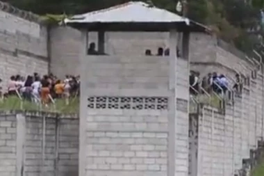 OBRAČUN ŽENSKIH BANDI ODNEO NAJMANJE 41 ŽIVOT: Zatvor u Hondurasu pretvoren u PAKAO, većina žrtava na smrt izbodena ili zapaljena (VIDEO)