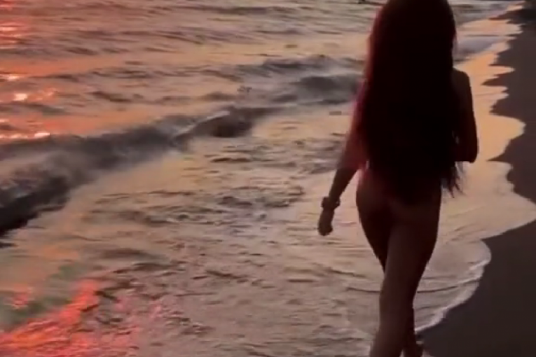 Anđela Đuričić u bikiniju na plaži