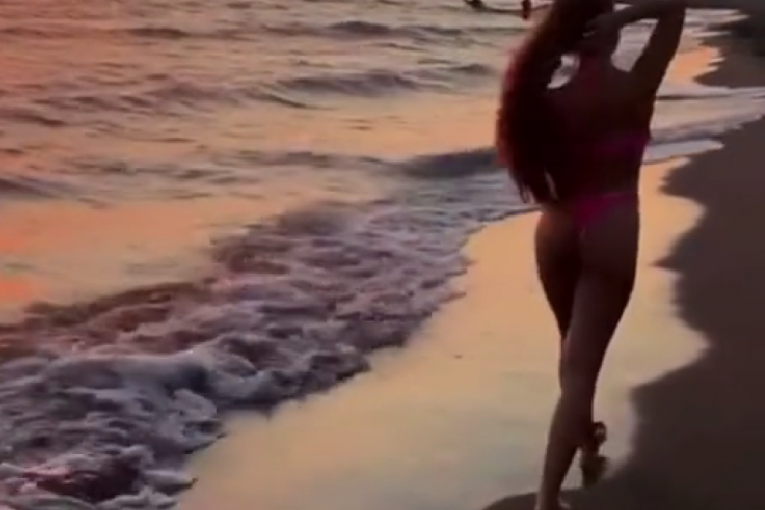 Anđela Đuričić u bikiniju na plaži