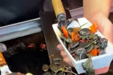 PRŽENO KAMENJE POSTALO HIT U KINI:  Seljaci vade kamenčiće iz reke i kuvaju, na pijacama prodaju šljunak sa belim lukom i ljutom paprikom  (VIDEO)