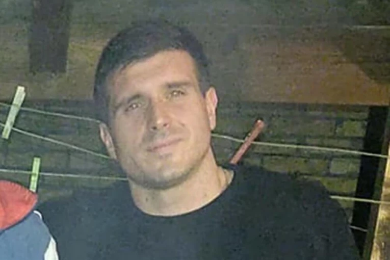 "DOSTAVLJAČ SMRTI" JOŠ IZMIČE POLICIJI! Kamere ga snimile, ali i dalje na slobodi! IMA VIŠE RAZLOGA ZAŠTO SE MASKIRAO U DOSTAVLJAČA HRANE!