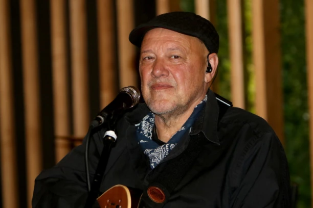 "LEŽIM I NEPOKRETAN SAM" Hitno operisan popularni pevač, oglasio se iz bolnice!