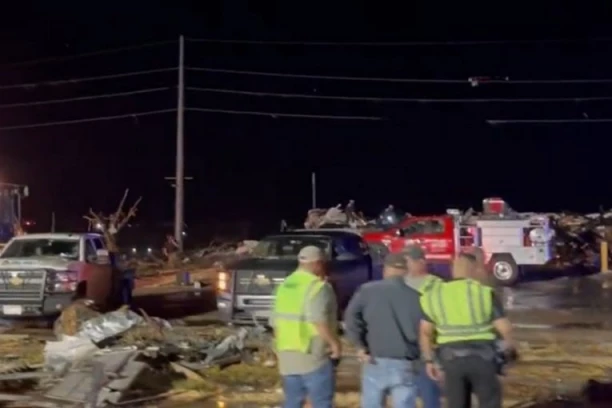 TORNADO SRAVNIO SA ZEMLJOM GRAD U TEKSASU: Tri osobe poginule, šteta ogromna, snimci sa lica mesta JEZIVI (VIDEO)
