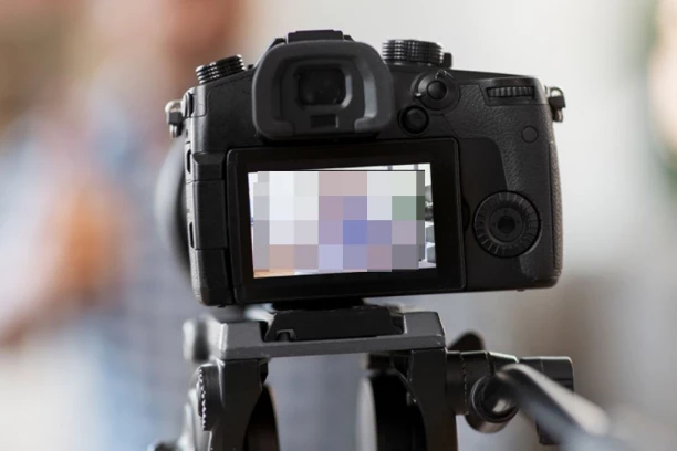 SNIMAO POZNANICU, PA JE UCENJIVAO: Plašila se zbog eksplicitnih snimaka, pa mu dala 4.000 evra, a onda...