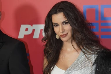 SVI ZANEMELI ZBOG DRAGANE KOSJERINE: Objavila je video s leđa, a onda se okrenula i pokazala čime raspolaže! (FOTO/VIDEO)