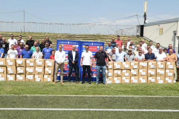 SVEČANO NA "ČIKA DAČI": Više od 200 klubova dobilo donaciju FSS!