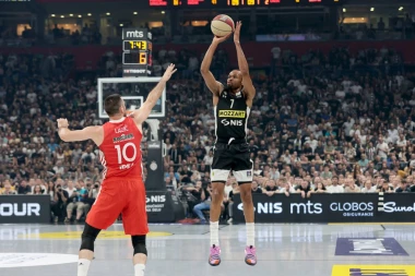 PARTIZAN TROJKAMA RAZBIJA CRVENU ZVEZDU MERIDIANBET: Crno-beli bi i šporet probacili kroz obruč u majstorici