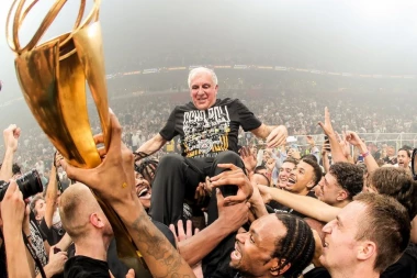 KAKVA EKIPA! Partizan PROSLAVIO titulu, legenda kluba i ČUVENI glumac u ZAGRLJAJU sa Željkom Obradovićem! (FOTO)