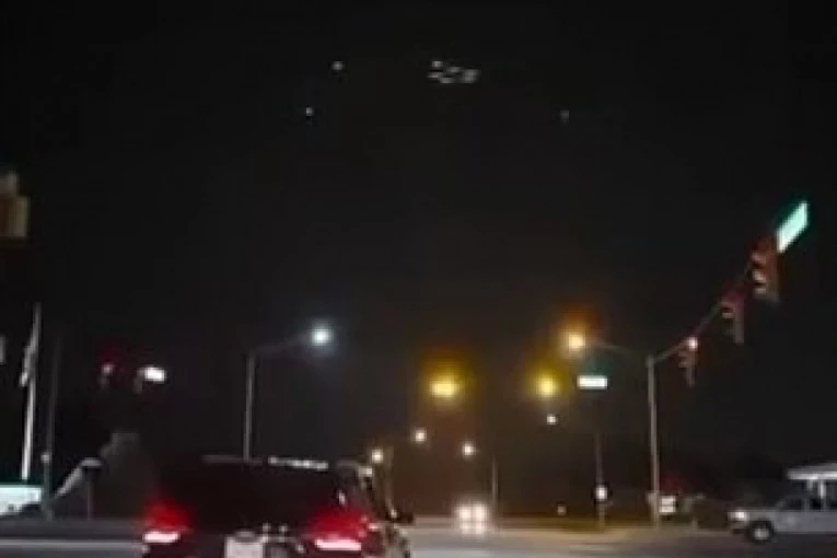 PET ZELENIH SVETALA U KRUGU: U američkom gradu navodno viđen NEPOZNATI LETEĆI OBJEKAT, svedok tvrdi - BILO JE ZASTRAŠUJUĆE! (VIDEO)