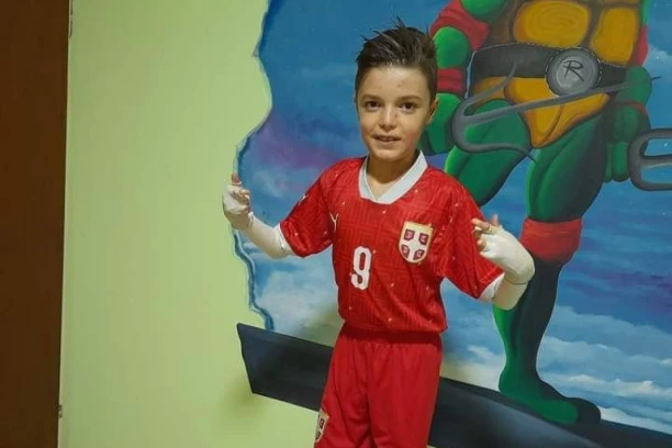 NJEGA MAJKA NIKADA NIJE MOGLA DA ZAGRLI JAKO! Ognjen je "dečak leptir", potrebna mu je naša pomoć, a ovo je njegova životna priča!