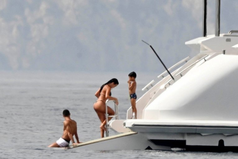 Georgina sa decom na jahti