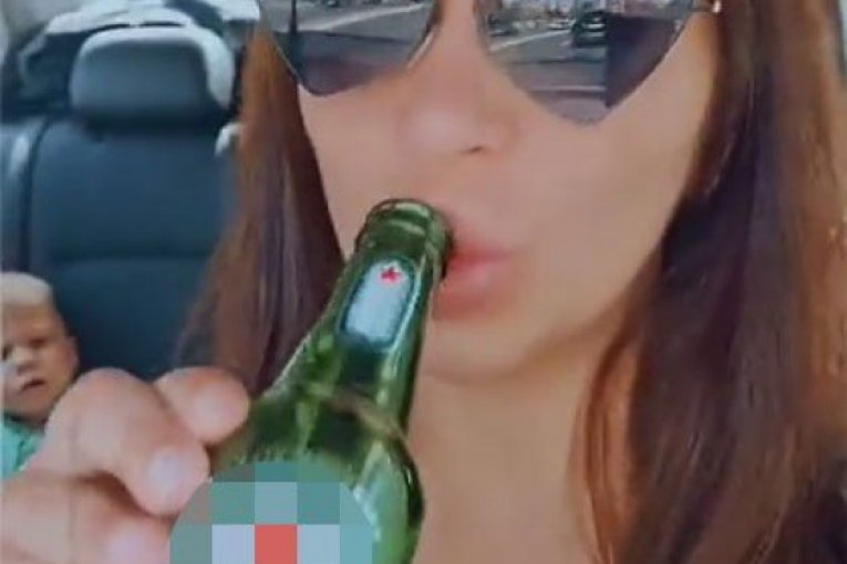 Miljana Kulić pije pivo dok se vozi sa sinom Željkom