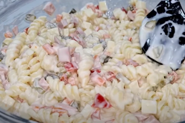 HIT - JOGURT SALATA SA TESTENINOM! Savršena kada odstoji jedan dan, postaće vam omiljena