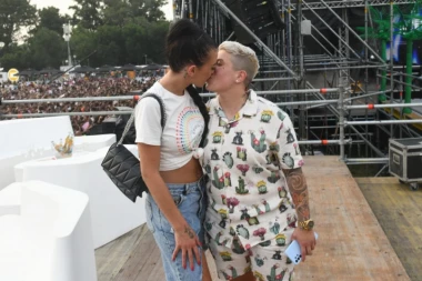 MATORA I ANITA SE JAVNO DOHVATILE! Razmenjivale nežnosti, ljubile se i pipkale pred svima, ne mogu da obuzdaju strasti! (FOTO)