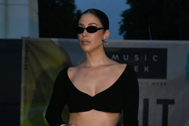 DRAMA! Dunja Jovanić ZAPALILA kosu dok je duvala svećice - UZNEMIRUJUĆI snimak osvanuo na mrežama, PLAMEN joj zahvatio pramenove!