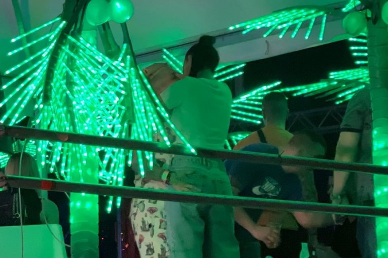 Matora i Anita se ljube javno i razmenjuju nežnosti