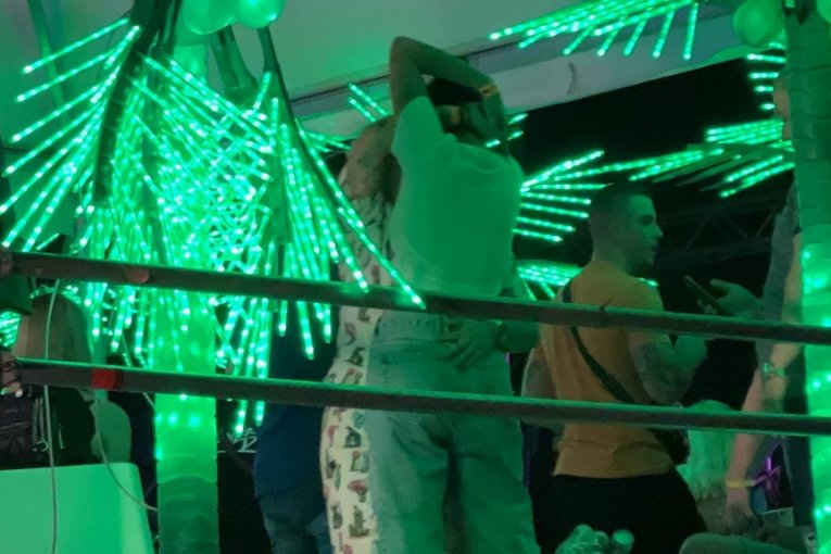 Matora i Anita se ljube javno