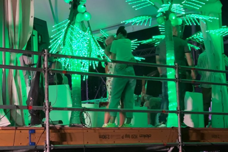 Matora i Anita razmenjuju nežnosti