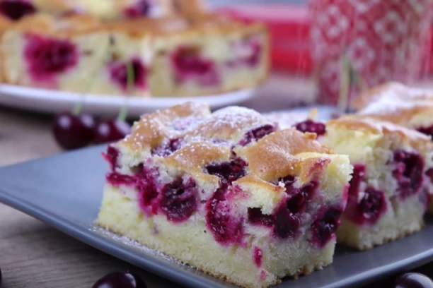 KOLAČ SA VIŠNJAMA, JOGURTOM I GRIZOM: Brz i jednostavan - omiljena poslastica iz detinjstva koju baš svi vole