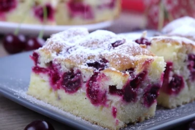 ŽUTI KOLAČ SA VIŠNJAMA I JOGURTOM: Uz jednostavnu pripremu dobićete slatkiš koji sve generacije vole