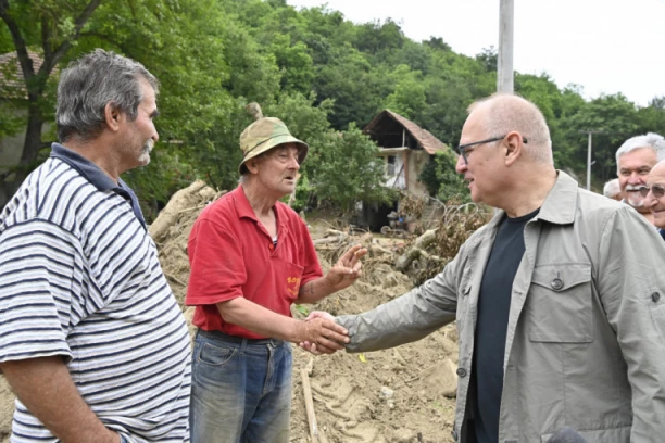 VESIĆ U JAGODINI SA MEŠTANIMA SELA KOJE JE NAJVIŠE STRADALO U POPLAVAMA: Sistemski pristupiti uređenju svih vodotokova