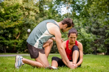 OVA NEIZLEČIVA BOLEST RAZVIJA SE NEPRIMETNO, A POSLEDNJA FAZA DOVODI DO INVALIDITETA: Na ove simptome obratite pažnju, javljaju se tokom lagane šetnje (FOTO)