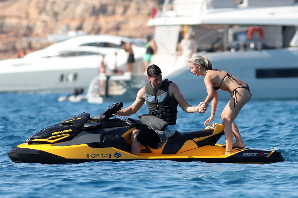 Dušan Vlahović u društvu atraktivnih dama