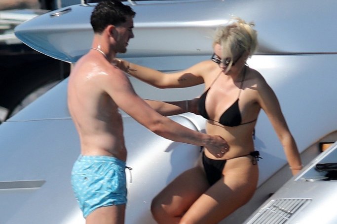 Dušan Vlahović u društvu atraktivnih dama