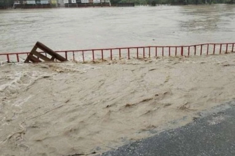 RUSI MUKU MUČE SA STRAVIČNIM BUJICAMA! Građani nestaju, Mihajla voda odnela na rođenom imanju - snimak poplava LEDI KRV, reke nose automobile kao da su od perja! (VIDEO)