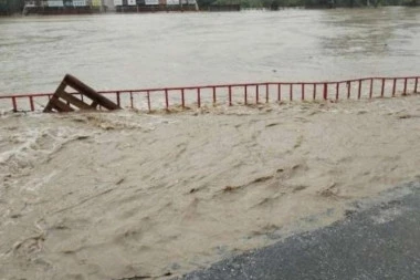 RUSI MUKU MUČE SA STRAVIČNIM BUJICAMA! Građani nestaju, Mihajla voda odnela na rođenom imanju - snimak poplava LEDI KRV, reke nose automobile kao da su od perja! (VIDEO)