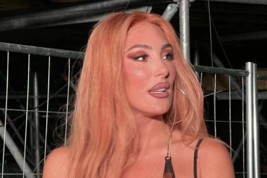 SENIDA ODJURILA NA SCENU BESNA KAO RIS: Pevačica pobegla glavom bez obzira zbog ovog pitanja, fanovi u šoku!