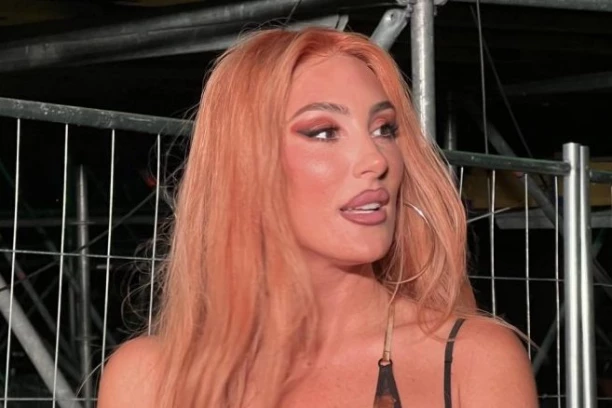 HAOS NA SENIDINOM NASTUPU! Pevačicu NAPALI, žestoko odbrusila! (VIDEO)