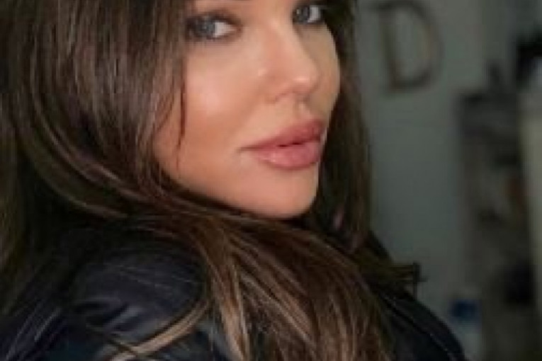 Njeno pravo lice je drastično drugačije. 