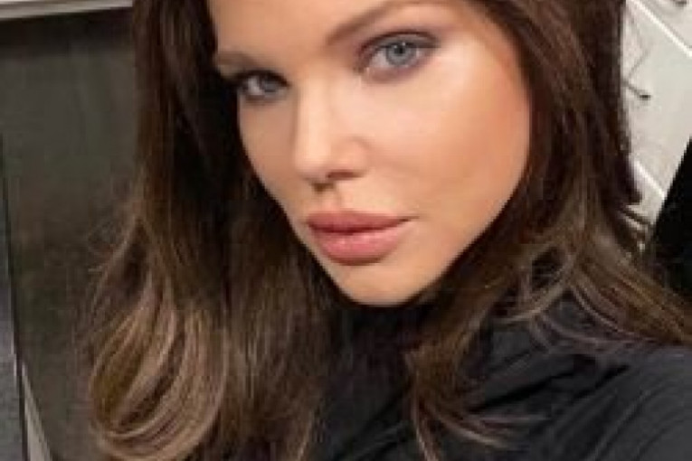 Danas Dona izgleda identično kao i pre više od dvadeset godina, iako ima 54. 