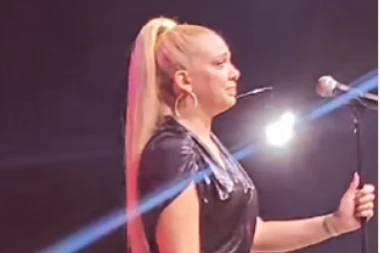NIJE MOGLA DA ZAUSTAVI SUZE: Milica Todorović briznula u PLAČ na koncertu, majka je bodrila! (VIDEO)