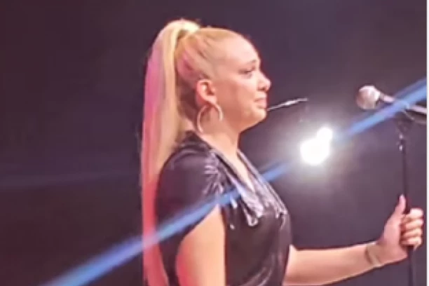 NIJE MOGLA DA ZAUSTAVI SUZE: Milica Todorović briznula u PLAČ na koncertu, majka je bodrila! (VIDEO)