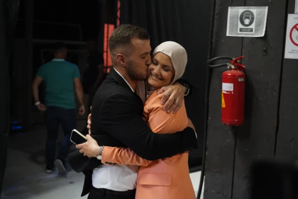 VARAO JE U RIJALITIJU, SVE MU JE OPROSTILA: Ovo je supruga kontroverzne "Zvezde Granda", uhvaćeni u bekstejdžu! (FOTO)