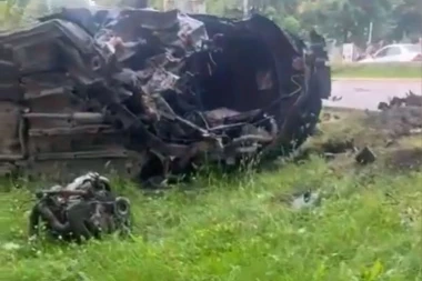 ČETIRI OSOBE POVREĐENE, JEDAN AUTOMOBIL POTPUNO UNIŠTEN: Teška saobraćajka u Jagodini (VIDEO)