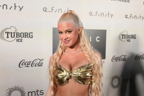 NISAM LAKA, MOJE TELO, MOJA UMETNOST: Emu Radujko napali zbog nastupa u TANGAMA, otkrila da li je roditelji PODRŽAVAJU!