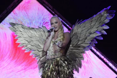 EMA RADUJKO NE STAJE: Pevačica se oglasila nakon neviđenog SKANDALA na nastupu! (FOTO)