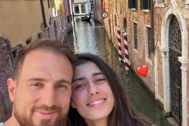 OLGA DANILOVIĆ U BOŽIĆNOJ ATMOSFERI! Na internetu podelila DIRLJIVU sliku!