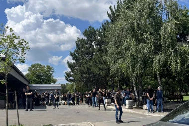 SUZE I JECAJI ZA UBIJENIM "ZEMUNCEM": Porodica i prijatelji se opraštaju od Milana Jorovića koji je brutalno likvidiran (FOTO)