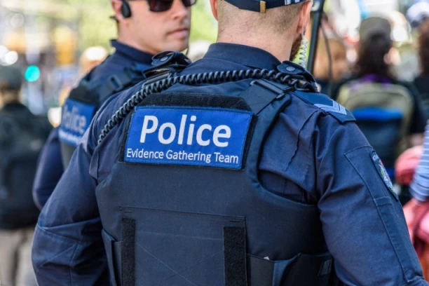 DRAMA NA PUTU: Manijak pucao na sve u saobraćaju, jedna osoba ubijena! Hitna pomoć na licu mesta, 16 ljudi povređeno