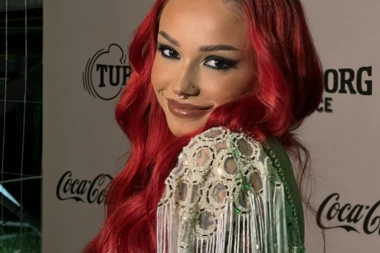 POKAZALA TETOVAŽU NA INTIMNOM DELU TELA! Atraktivna pevačica u uskim helankama RASPALILA MUŠKU MAŠTU: Odmah bih te ženio!